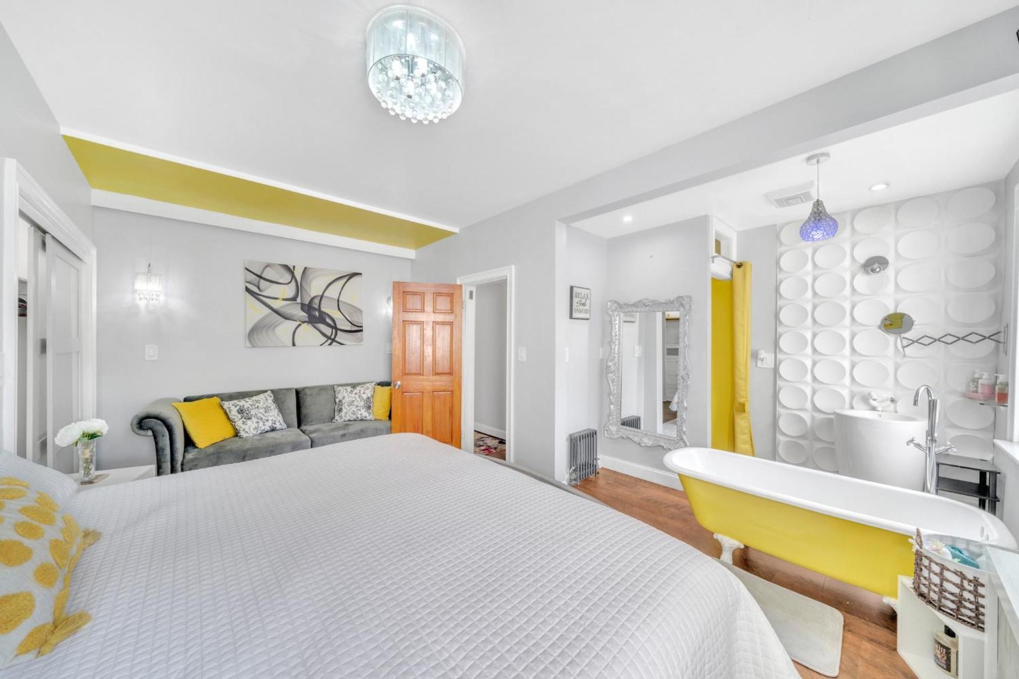 3 Bedroom Cozy Retreat With Large Backyard Nova York